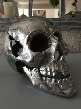 1 grote anatomische schedel, uit gietijzer-chrome-nikkel